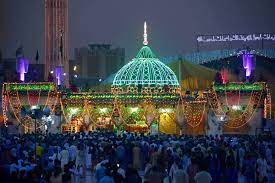 Data Darbar in Lahore is the famous sufi shrine in Pakistan
