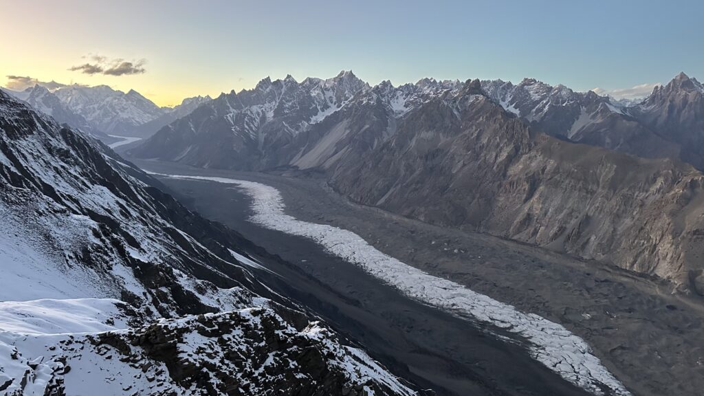 Patundas ridge overlooking a glacier valley